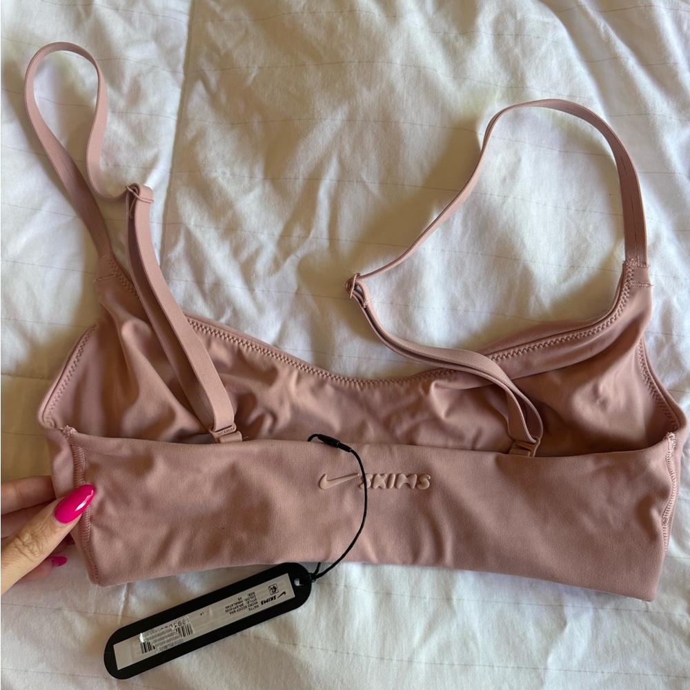 SkimsXNikd Seamless Scoop sports bra - Picture 3 of 5